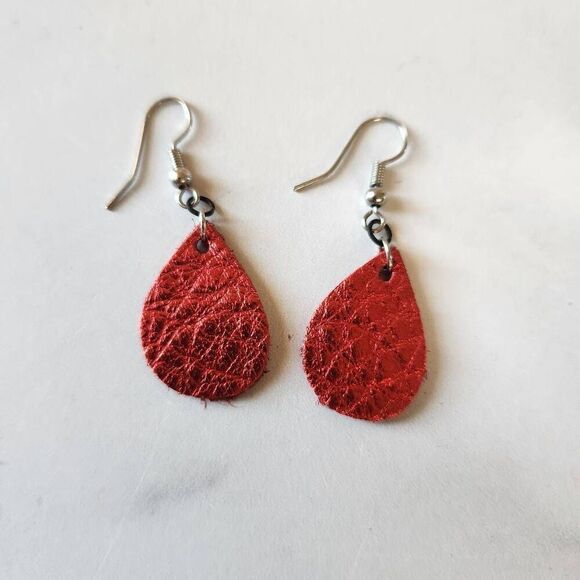 Iridescent teardrop leather earrings glitter red  shiny glam dangle metallic - Picture 3 of 3
